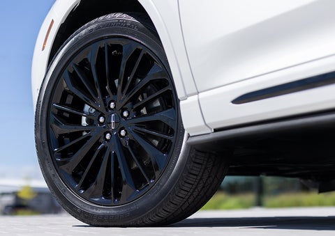 The stylish blacked-out 20-inch wheels from the available Jet Appearance Package are shown. | Empire Lincoln in Abingdon VA