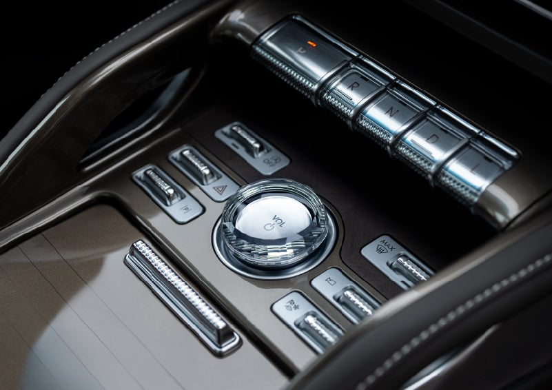 A crystal-inspired volume knob is shown in the center floor console of a 2024 Lincoln Nautilus® SUV. | Empire Lincoln in Abingdon VA